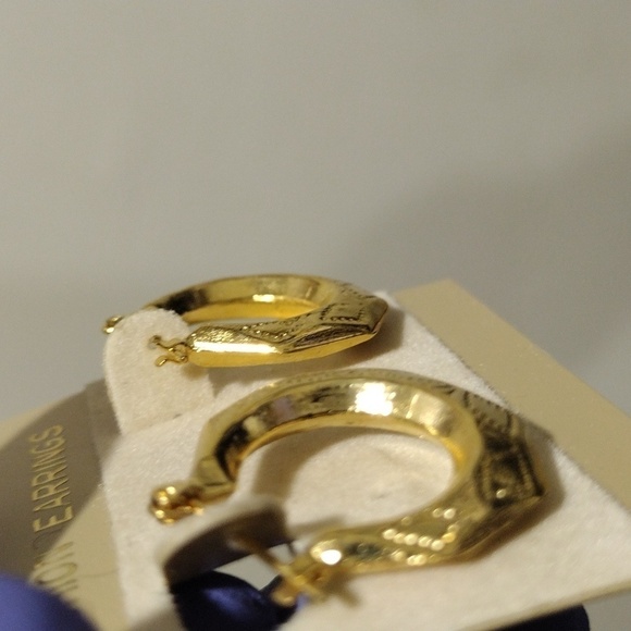 Women's Stunning Polished Gold-tone Chunky Design Hoop Teardrop Earrings - 1-in - Picture 4 of 4